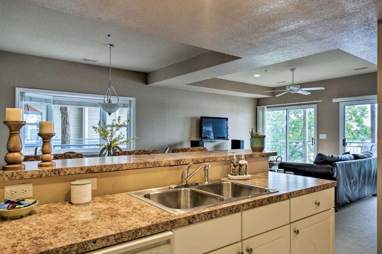 Waterfront Lake Ozark Condo With Deck And Pools Luaran gambar